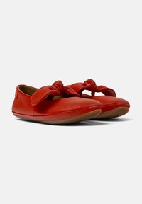 Bailarinas de cuero rojo con lazos anudados en la parte frontal, textura suave, punta redondeada y una suela flexible de goma marrón.