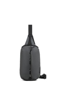 Slingtasche aus mattem dunkelgrauem Material, schlankes Design, mit einem oberen Tragegriff, einer vorderen Reißverschlusstasche und markanten Akzenten in einem eleganten Design.