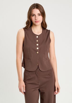 Gilet senza maniche marrone a righe sottili con scollo rotondo, cinque bottoni frontali e due tasche laterali. Tessuto liscio con vestibilità sagomata.