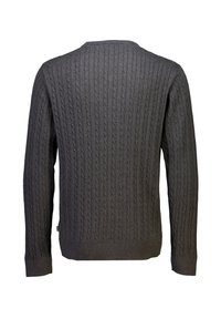 Harmaa neulepaita, jossa on kaapelipatteri, pyöreä pääntie sekä ribattu hihansuut ja helma. Kankaan rakenne näyttää pehmeältä ja hieman joustavalta.