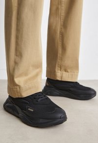 HUGO LEON RUNN - Trainers - black/gold