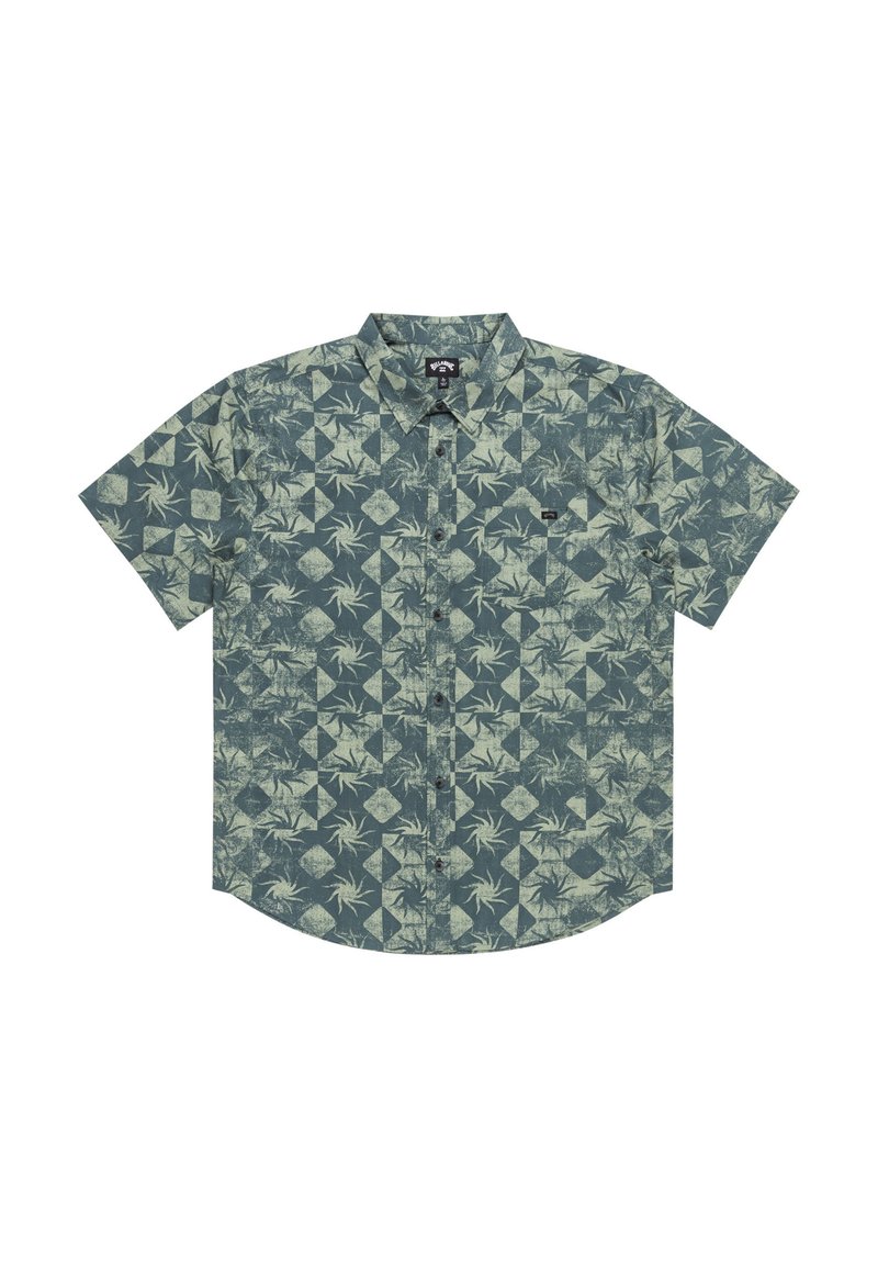 Chemise à manches courtes avec un motif de feuilles vertes et de diamants crème sur un tissu léger, avec un ourlet arrondi.
