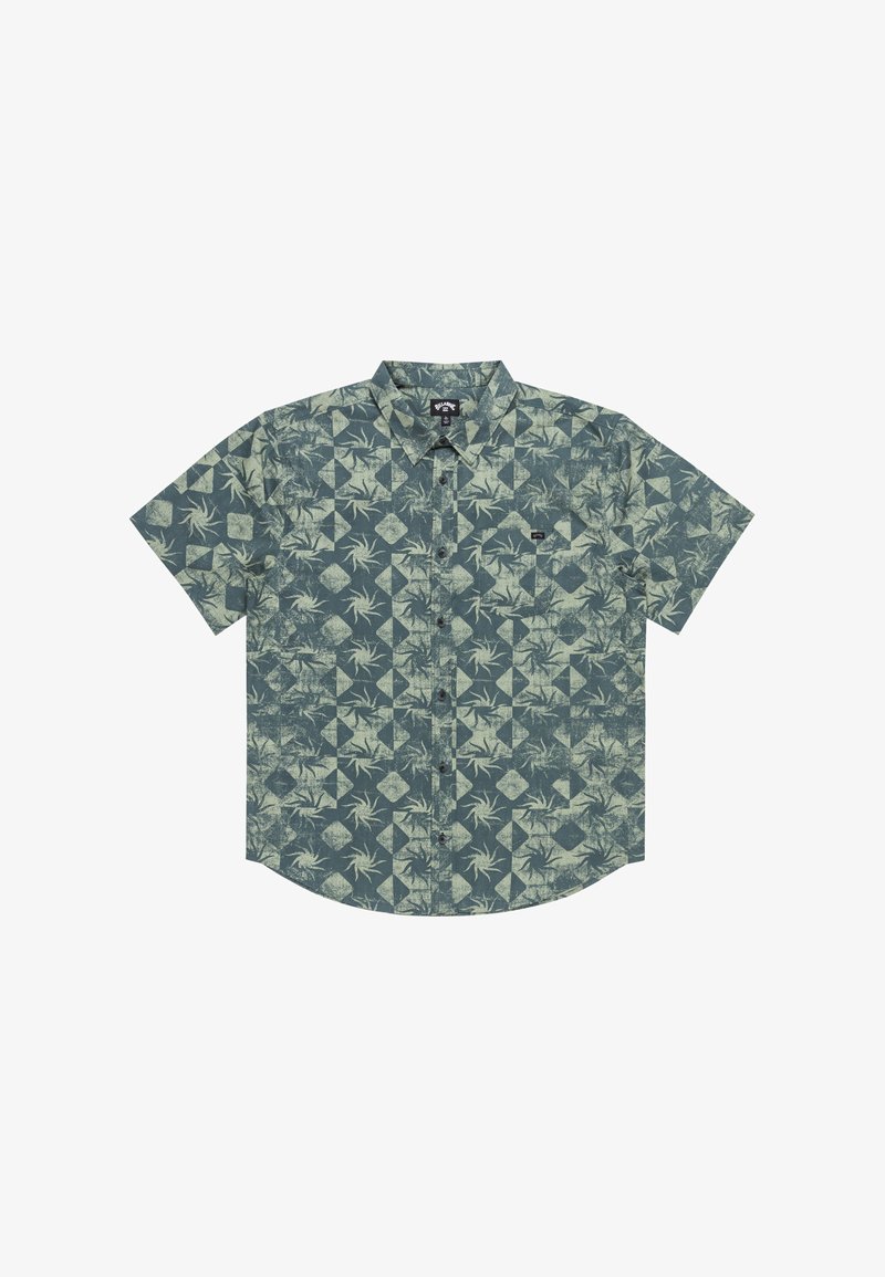 Koszula z krótkim rękawem z zapięciem na guziki, ozdobiona zielonym i kremowym wzorem liści oraz diamentów, uszyta z lekkiej tkaniny z zaokrąglonym dołem.