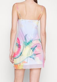 Šaty na ramínka s květinovým vzorem, vyrobené z jemné a lehké látky. Mají tenké ramínka a pastelovou barevnou paletu v růžové, modré, žluté a zelené barvě.