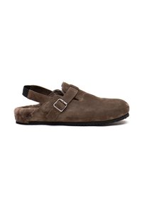 Scarpa slingback in suede marrone con fodera morbida, cinturino regolabile con fibbia in argento, punta arrotondata e suola in gomma testurizzata.