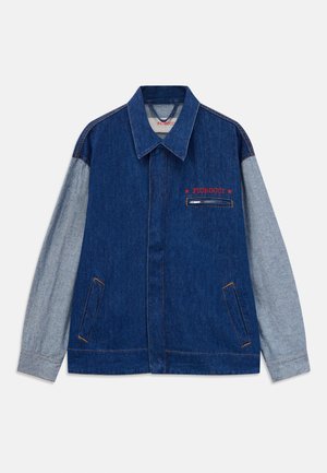 Veste en denim avec un corps bleu marine et des manches bleu clair, poche zippée sur la poitrine, deux poches avant et logo rouge "Fiorucci" au-dessus de la fermeture éclair.