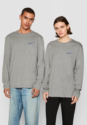 Magliette a maniche lunghe grigie, in cotone, con un piccolo logo blu navy sul lato sinistro del petto. Vestibilità casual con scollo rotondo e maniche rilassate.