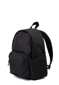 Schwarzer Rucksack mit abgerundetem Deckel, Reißverschluss-Vordertasche, verstellbaren Riemen und einer strukturierten Oberfläche, die dezente Logo-Branding-Elemente aufweist.