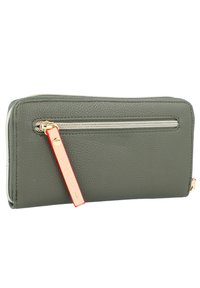 Cartera de cuero verde oliva con un acabado texturizado, que presenta un cierre dorado y una etiqueta de acento coral. Incluye un bolsillo con cremallera en un lado.