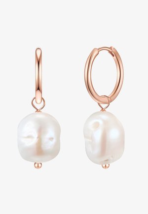 Orecchini a cerchio in oro rosa con irregolari perle barocche bianche caratterizzate da trame lucide e lisce e un prominente dettaglio centrale a forma di perla.