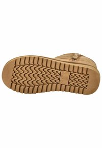 Sole in camoscio tan con un motivo testurizzato ondulato, design piatto e dettaglio con logo circolare. Tacco leggermente rialzato e materiale in gomma durevole.