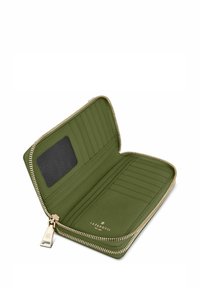Portefeuille zippé vert olive en matériau texturé, avec plusieurs emplacements pour cartes, une fenêtre ID transparente et des accessoires en ton doré.