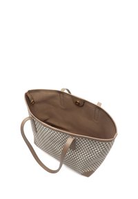 Torbica s teksturiranim dijamantnim uzorkom u svijetlo bež boji, s glatkim smeškim unutrašnjim delom i dva naramenka. Sigurno kopčanje na zakovicu.