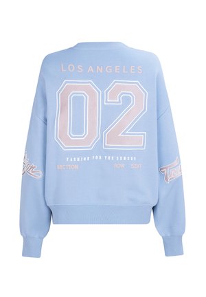 Lichtblauwe sweatshirt met een ronde hals, doorgezakte schouders en grote witte en roze letters op de achterkant, waaronder "LOS ANGELES" en "02."