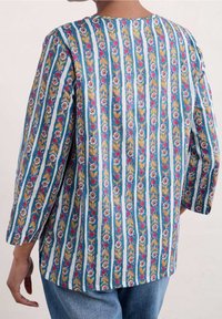 Blusa blu a fantasia con righe verticali, caratterizzata da motivi floreali in rosso e oro. Maniche lunghe, vestibilità rilassata e scollo rotondo.