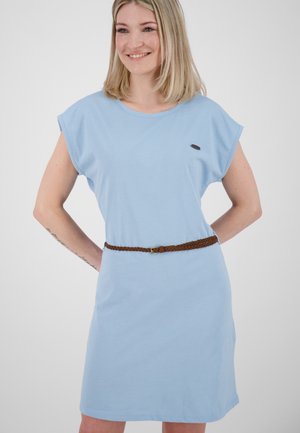 Himmelblaues Kurzarmkleid aus weichem Stoff. Verfügt über einen runden Ausschnitt und einen gewebten braunen Gürtel. Kleines Logo-Detail auf der Brust.