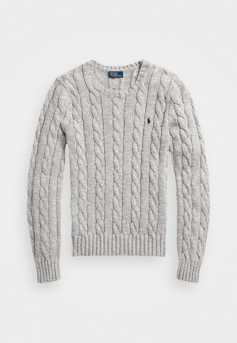 Pull gris en maille torsadée avec manches longues et col rond, avec un petit logo foncé sur le côté gauche de la poitrine.