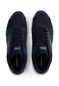 Zapatillas de marina con parte superior de malla y ante, puntera redonda, cierre con cordones y suela de goma blanca. Marca visible en la lengüeta y en la plantilla.