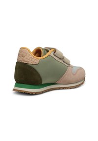 Velcro sneakers med beige ruskind og grøn mesh, accentueret med orange foring og en tekstureret tan hæl. Gummisål med grøn detalje.