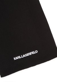 Sort strikket tørklæde med ribbet tekstur, prydet med et hvidt broderet "KARL LAGERFELD" logo på den ene side.