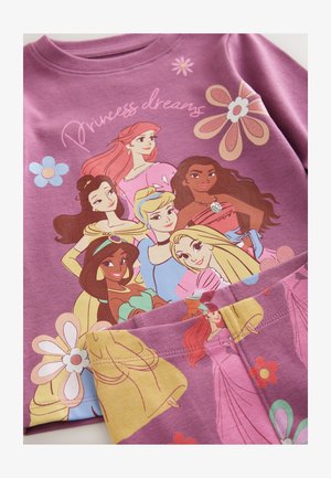 Purpurinės medvilninės pižamos komplektas su animacinėmis princesėmis, ryškiomis detalėmis ir gėlių raštais. Viršuje parašyta „Princess dreams“.