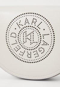 KARL LAGERFELD CIRCLE SADDLE PERFORATED - Borsa a tracolla - cement