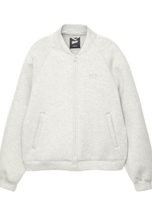 Felpa grigia chiara con zip, colletto rotondo, polsini a costine e tasche laterali. Presenta un piccolo logo ricamato sul petto. Texture morbida.