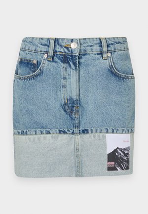 Denimowa mini spódniczka w gradientowym odcieniu niebieskiego, pięć kieszeni, srebrne elementy metalowe oraz nadrukowana metka z grafiką gór.