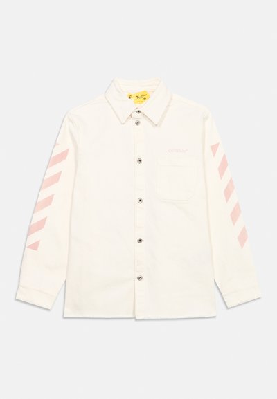 Chemise blanche à manches longues avec boutons, poche poitrine, texte "Off-White" discret, et rayures chevrons roses sur les deux manches.