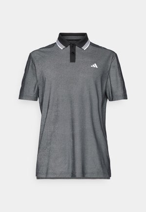 Polo gris en tissu texturé. Il présente un col noir, deux boutons et un logo blanc sur la poitrine gauche.