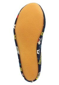Schaum-Innensohle mit einem navyfarbenen Stoffoberteil, das ein fußballinspiriertes Design in leuchtenden Farben zeigt, sowie einer strukturierten, orangen Gummiunterseite.