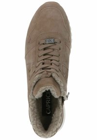 Sneaker in suede marrone con una fodera morbida, chiusura con laccio, cerniera laterale, tomaia testurizzata e suola bianca a contrasto. Logo del marchio visibile all'interno.
