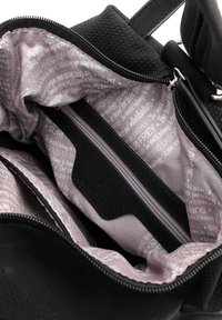 Czarna torebka z perforowanej skóry, różowe wnętrze z nadrukowanym tekstem. Zawiera wiele przegródek i zamek błyskawiczny.