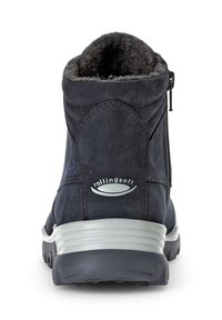 Stivaletto in suede blu scuro con suola in gomma grigia, caratterizzato da una morbida fodera grigia e una cerniera esterna per una facile indossabilità. Logo "rollingsoft" visibile.