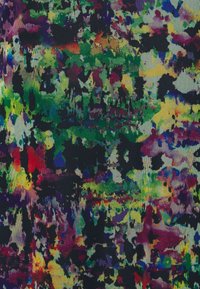 Tissu multicolore avec une surface texturée, présentant un mélange de motifs abstraits verts, violets, jaunes et rouges sur un fond sombre.