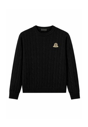 Maglione nero a maniche lunghe in maglia a trecce con polsini e orlo a coste, caratterizzato da un piccolo logo beige ricamato sul petto a sinistra.