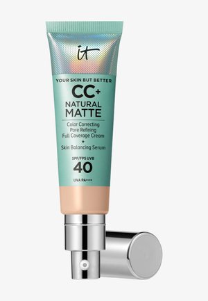 Tube med IT Cosmetics CC+ Natural Matte fargekorrigerende krem med full dekning og SPF 40, hudbalanserende serum og sølvfarget pumpehette.
