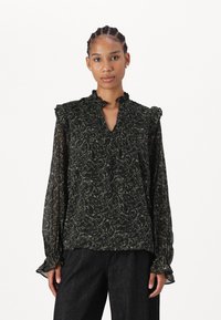 Svart gjennomsiktig bluse med grønn paisleymønster, volangkrage og mansjetter. Har en nøkkelhullsn neckline og lange, flytende ermer.