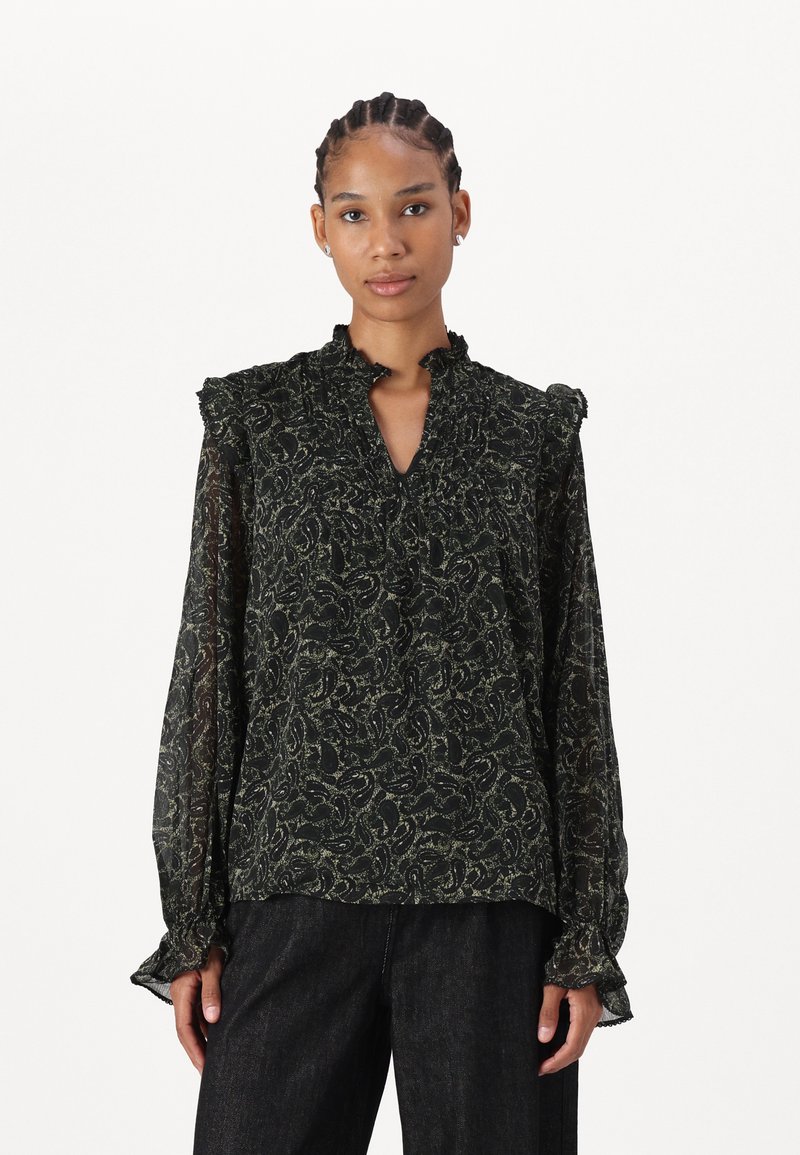 Svart gjennomsiktig bluse med grønn paisleymønster, volangkrage og mansjetter. Har en nøkkelhullsn neckline og lange, flytende ermer.
