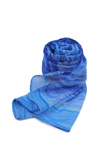 Sciarpa blu a motivo arrotolata a spirale, realizzata in un materiale leggero simile a chiffon, con una texture ondulata e sottili variazioni di colore.