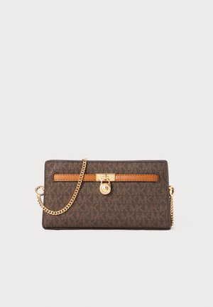 Borsa a tracolla marrone con motivo, hardware oro, chiusura a scatto e tracolla rimovibile. Presenta dettagli beige e una superficie testurizzata.