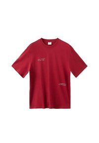 Tricou roșu din bumbac cu mâneci scurte, guler rotund și accente de text alb pe partea din față. Design simplu, cu croială dreaptă.