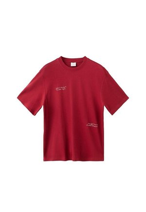 Rode katoenen t-shirt met korte mouwen, ronde hals en witte tekstaccenten aan de voorkant. Eenvoudig, recht gesneden ontwerp.