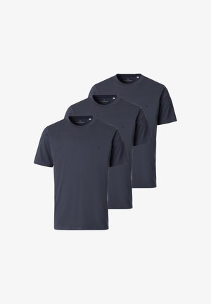 Tre t-shirt semplici di colore grigio scuro a maniche corte con scollo tondo, disposte sovrapposte con un piccolo logo sul petto sinistro.