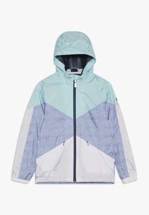 Cortavientos con capucha azul claro, cremallera frontal, forro interior de malla, puños elásticos y dos bolsillos con cremallera sobre fondo blanco.