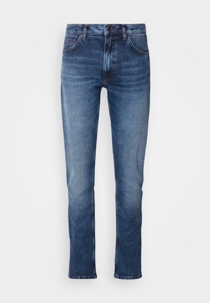 Nadrág jellegű farmer középkék színben, egyenes szárú fazon, gombos és cipzáros záródással, klasszikus öt zsebes dizájnnal és finom elhalványulási részletekkel.