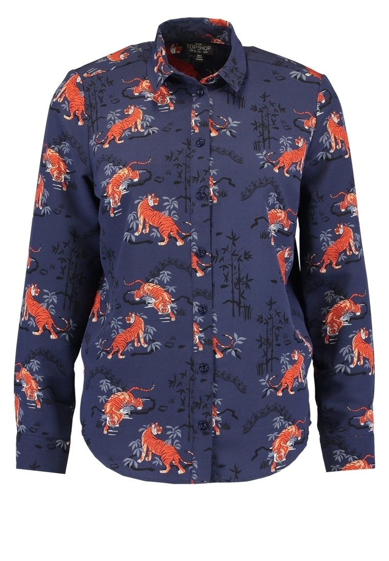 Modrá košile s knoflíky ve vzoru oranžového tygra a bambusovými akcenty. Vyrobena z hladké látky s dlouhými rukávy a standardním límečkem.