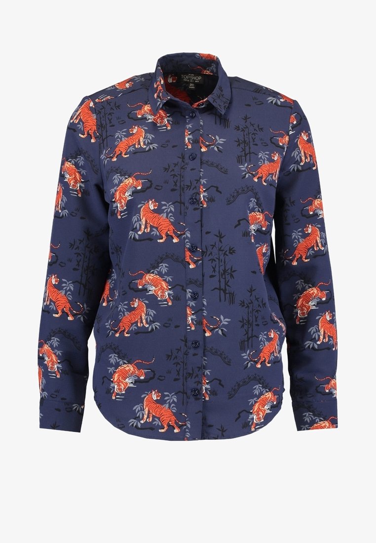Modrá košile s knoflíky ve vzoru oranžového tygra a bambusovými akcenty. Vyrobena z hladké látky s dlouhými rukávy a standardním límečkem.