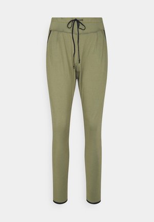 Pantalon jogger slim fit vert olive avec taille à cordon noir et finitions noires sur les poches et les poignets, présenté sur fond blanc.