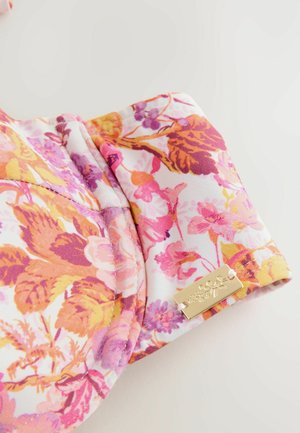 Blumenmusterstoff in rosa, gelben und lila Tönen mit glatter Textur. Verfügt über ein goldenes Metallschild und gestickte Akzente.